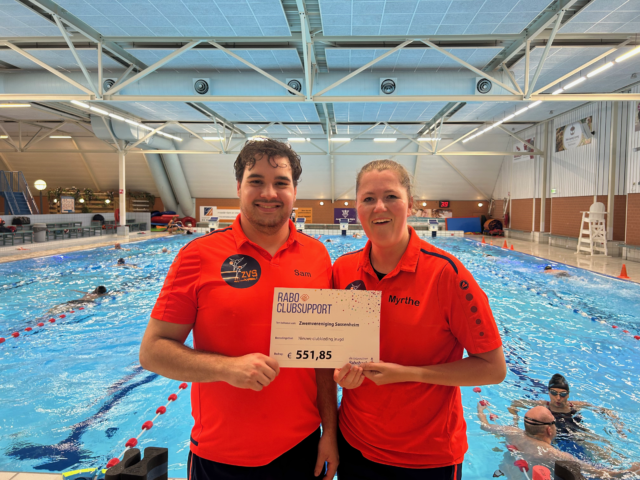 Rabo Clubsupport geeft cheque aan ZVS